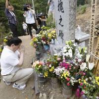Japan Airlines President Yoshiharu Ueki prays Wednesday for victims of the 1985 crash that killed 520 people. JAL in quest to boost safety, 30 years after deadliest crash