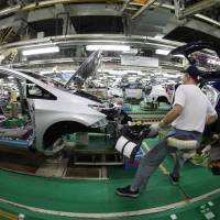A worker assembles vehicles at a Toyota Motor Corp. plant in Toyota, Aichi Prefecture. Business sentiment for major companies turned positive in the second quarter, thanks primarily to a recovery by manufacturers such as automakers. Sentiment for big corporations turns positive in July-September