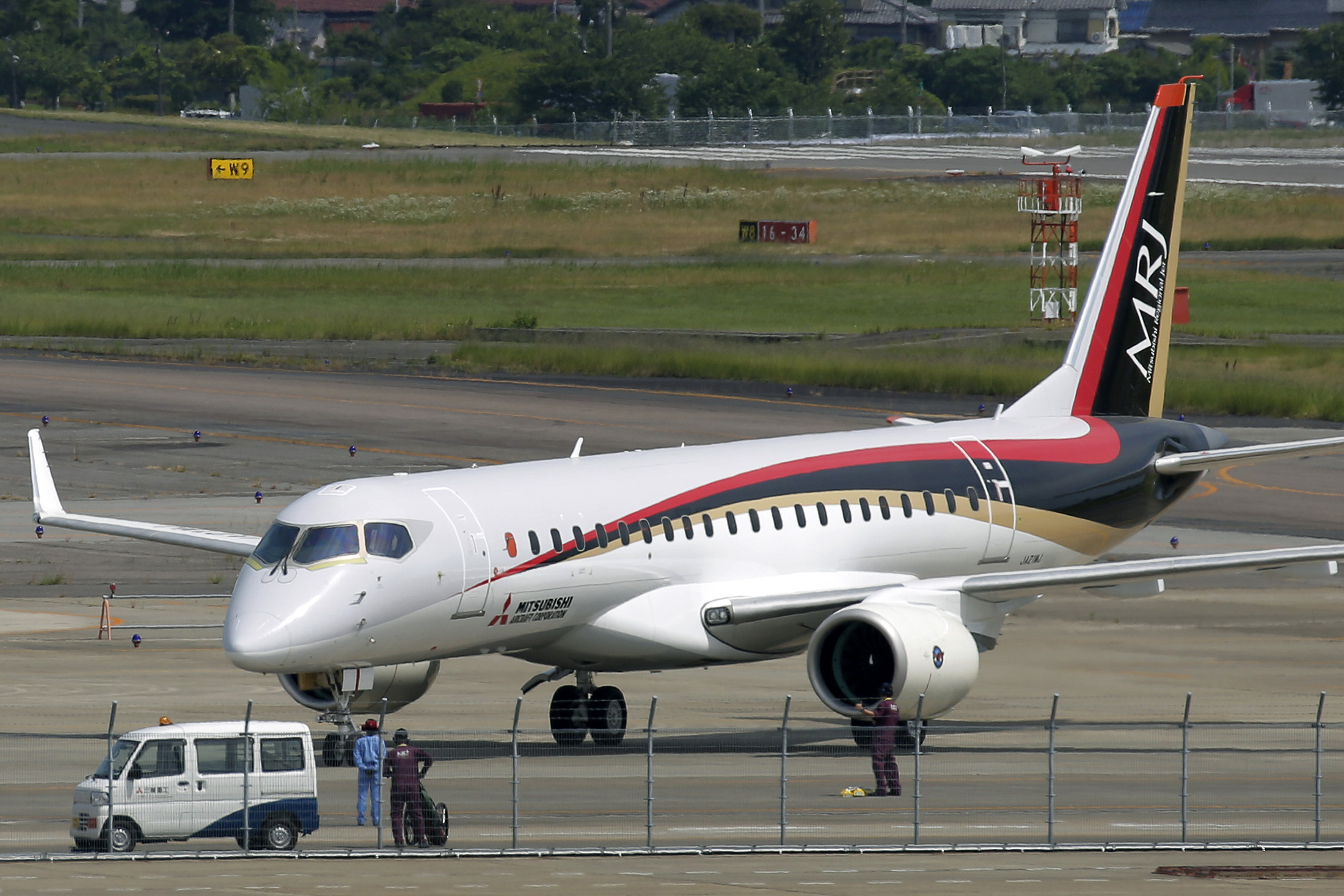 Japan's first passenger jet test flight set for week of October 26