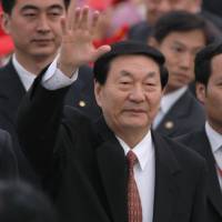 Chinese Premier Zhu Rongji waves to supporters upon arriving at Hong Kong’s airport on Nov. 18, 2002, during a trip to attend the World Congress of Accountants. Chinese leaders turn to former Premier Zhu Rongji for advice on economic reform