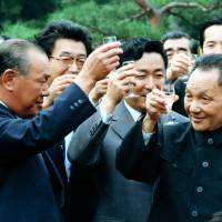 Former Prime Minister Kakuei Tanaka (left) toasts with Deng Xiaoping, then vice premier of China, as he visits Tanaka’s home in Tokyo’s Mejiro district on Oct. 24, 1978. Tanaka is known to have agreed with Deng during Japan’s normalization talks with China six years earlier that the two nations would shelve the territorial dispute over the Senkaku Islands. Discord over Senkaku Islands seen as historically intractable problem for China and Tokyo