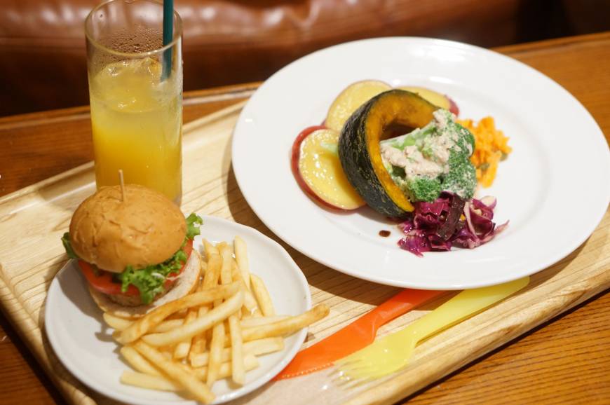 Cafe Park A perfect combination: Mini-burgers and vegetables keep active kids and frazzled parents happy. | MAI HAYASHI