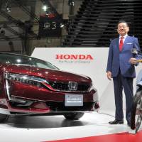 Honda Motor Co. President Takahiro Hachigo presents the hydrogen-powered Clarity Fuel Cell sedan at the Tokyo Motor Show, which opened Wednesday at the Tokyo Big Sight exhibition center in the city's Koto Ward. Honda takes on Toyota Mirai with roomier ¥7.66 million fuel cell sedan