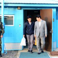 Joo Won-moon (center), who has permanent U.S. residency, enters South Korea at the border village of Panmunjom on Monday. Pyongyang releases detained South Korean NYU student