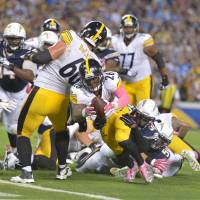 Pittsburgh's Le'Veon Bell scores the winning touchdown with no time remaining against San Diego on Monday. Bell's TD on last play gives Steelers victory