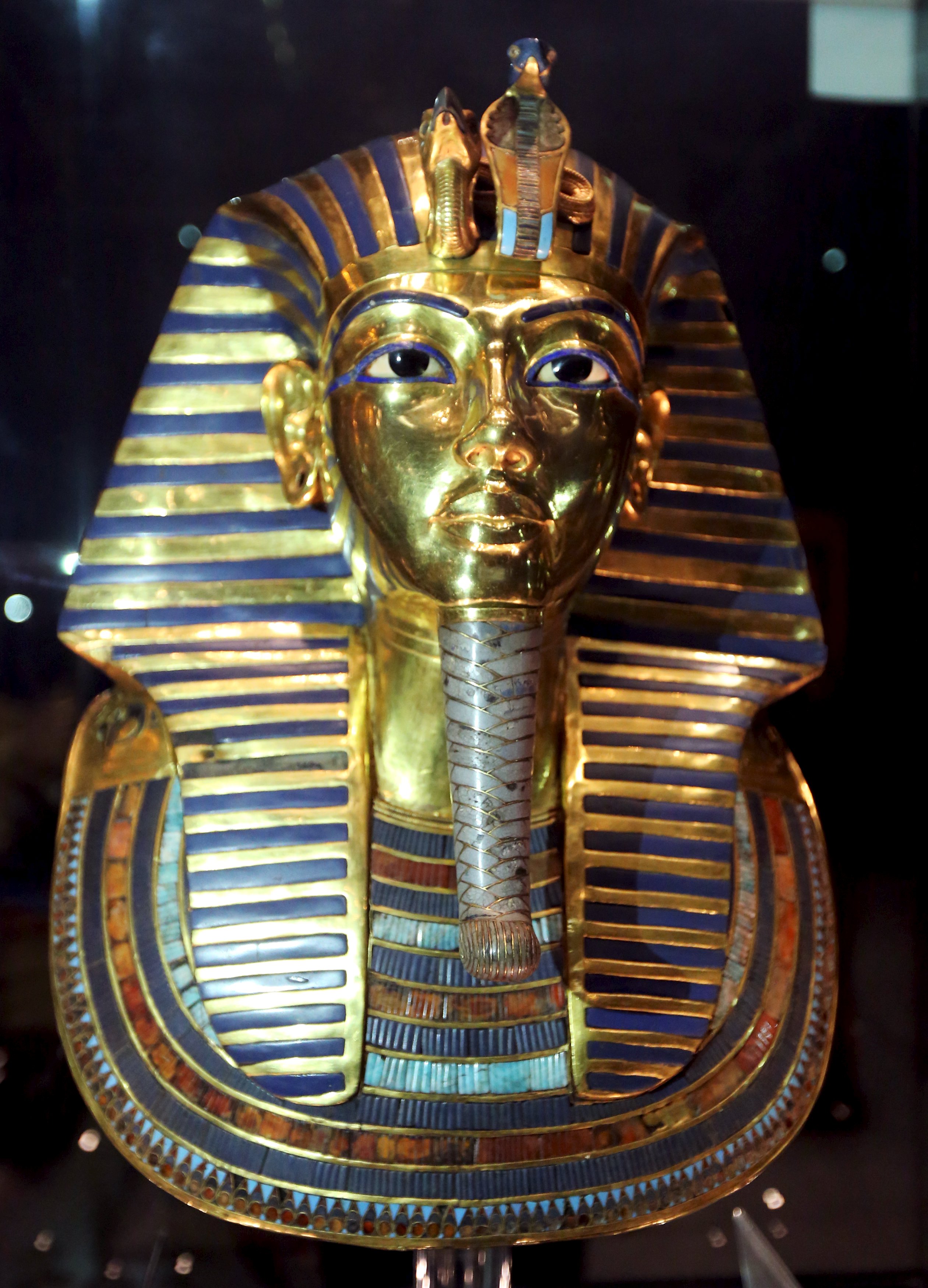 Tutankhamuns Mask Mended After Botched Repair The Japan Times