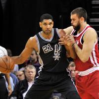 San Antonio’s Tim Duncan backs down Memphis’ Marc Gasol in the first half on Thursday night. The Spurs won 103-83. Leonard rains 3-pointers as Spurs pound Grizzlies