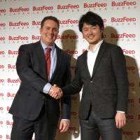 Ben Smith (left), BuzzFeed editor-in-chief, and Daisuke Furuta, founding editor of BuzzFeed Japan, discuss the unit's launch at a news conference in Tokyo on Wednesday. BuzzFeed brings its brand of online news to Japan