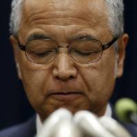 Akira Amari Opposition policy chiefs calls for ban on corporate donations, debate on annual scandals