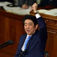 Prime Minister Shinzo Abe delivers a speech to the Lower House last Wednesday. Abe's constitutional revision hopes ride on July election, right-leaning opposition cooperation
