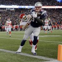 New England's Rob Gronkowski catches a touchdown pass during the Patriots' 27-20 win over the Chiefs on Saturday. Patriots beat Chiefs to reach fifth straight AFC title game