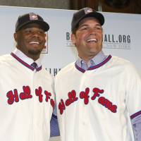 Ken Griffey Jr. (left) and Mike Piazza smile after a news conference announcing their election to baseball's Hall of Fame on Thursday. New Hall of Famers Griffey Jr., Piazza familiar to Japanese fans