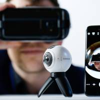 Samsung launches new campaign against Apple with Galaxy S7, virtual reality gear