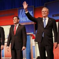 Republican U.S. presidential candidates (from left) Sen. Ted Cruz, Sen. Marco Rubio and former Gov. Jeb Bush pose before a Fox News debate in Des Moines, Iowa, on Thursday. U.S. presidential contenders vow status quo in Japan ties