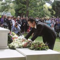 Hitoshi Kikawada, parliamentary vice foreign minister, offers flowers during a memorial service on the fifth anniversary of a deadly earthquake in Christchurch, New Zealand, on Monday. Victims of 2011 Christchurch quake mourned