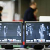 The body temperatures of arriving passengers are checked with thermography at Narita International Airport on Monday. Japanese airports strengthen warnings against Zika fever