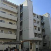 Added value: New elevators at UR-run rental apartments in Kamagaya, Chiba Prefecture, are installed as external additions in front of the stairwells. The ups and downs of apartment elevators