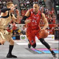 Niigata Albirex BB newcomer Wayne Arnold, seen playing for the Hamamatsu Higashimikawa Phoenix in a file photo, is one of the best offensive players in bj-league history. Arnold’s game remains all about the team