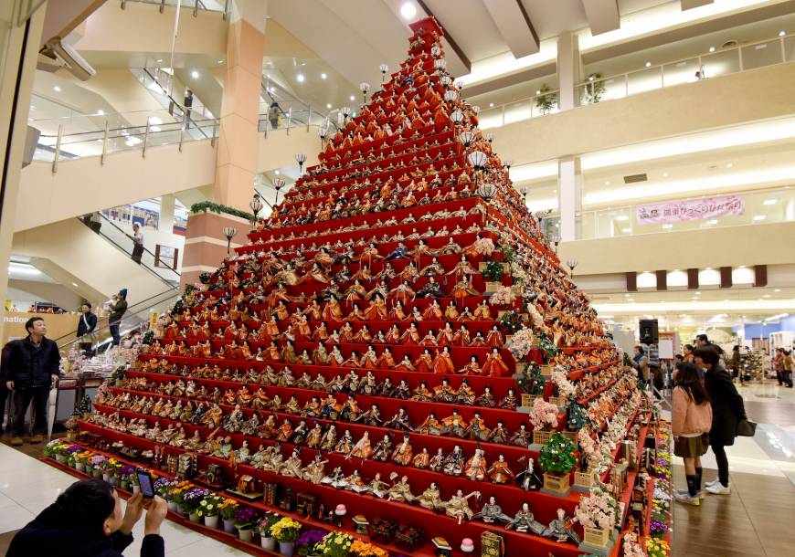 A 7-meter high pyramid of traditional Well hello, dollies: Hina Matsuri 2016
