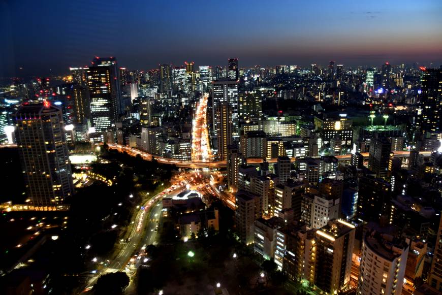 A view from Tokyo Tower’s observation deck shows the taillights of cars at Akabanebashi crossing in a scene some say mirrors the tower.