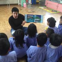 Be prepared: Amya Miller reads her new book, “The Extraordinary Voyage of Kamome: a Tsunami Boat Comes Home,” to children in Rikuzentakata, Iwate Prefecture. Saga of lost Rikuzentakata tsunami boat forges pan-Pacific friendship