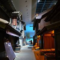 Step back in time: The Fukagawa Edo Museum in Kiyosumi Shirakawa features life-size replicas of some of the buildings of Sagacho in Fukagawa as they would have appeared during the Edo Period (1603-1868). Learning from a neighborhood stroll