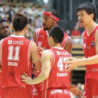 In the huddle or in the game, bj-league veteran Reggie Warren (center) is a big presence for the Hamamatsu Higashimikawa Phoenix. Warren remains one of best on boards