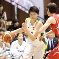 Sunflowers forward/center Ramu Tokashiki tries to penetrate past Fujitsu's Ai Mitani during Tuesday's Game 4 of the WJBL Finals in Tokyo. With a 75-66 victory, JX-Eneos won the league title for the eight year in a row. Sunflowers secure eighth straight WJBL title