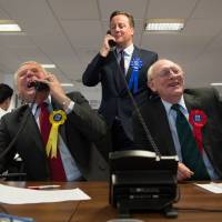 Prime Minister David Cameron (top) helps to campaign for a “remain” vote in the EU referendum at a phone center in London on Thursday. Battle lines drawn as Britain squares up for EU vote