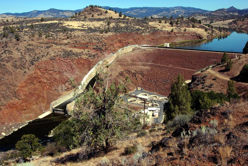 Officials declare Klamath basin water wars over, agree to raze dams so