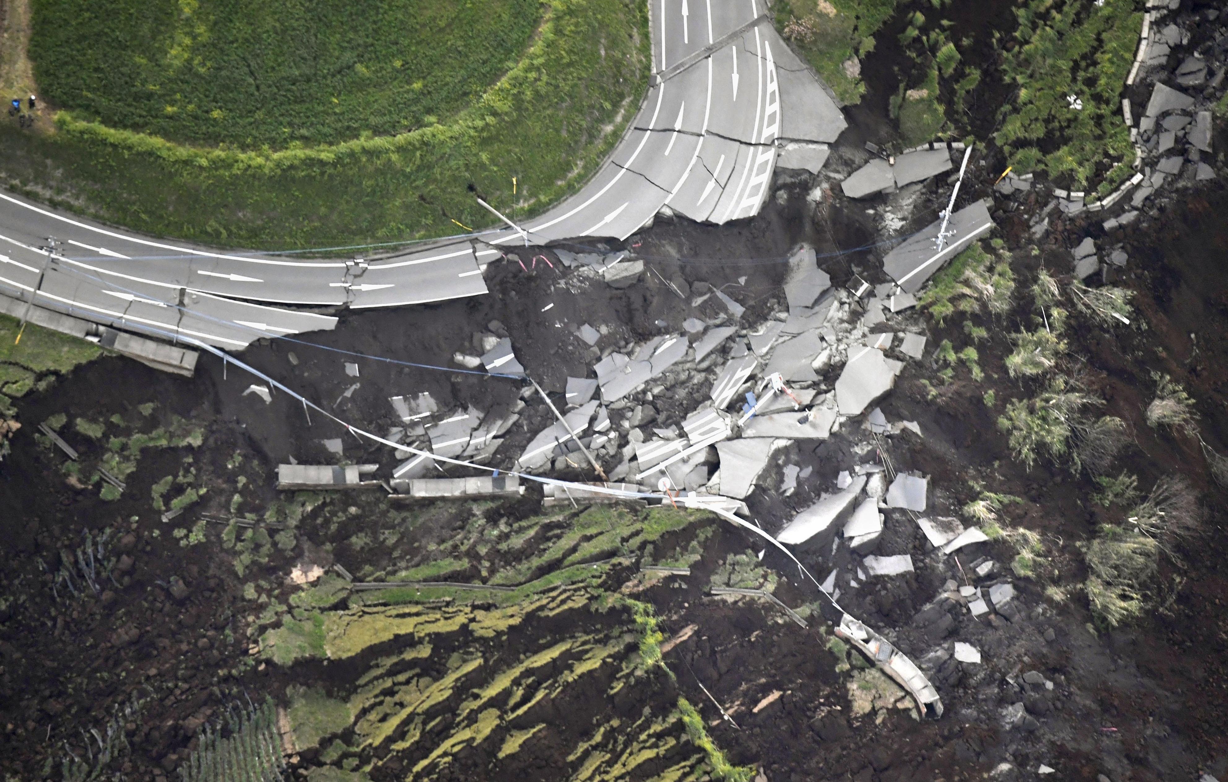 More Powerful Magnitude 7 3 Quake Rocks Kumamoto Kills Dozens The Japan Times