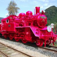 A computer rendering shows a C12 steam locomotive in pink. Tottori focuses on bright side with pink-themed photo contest