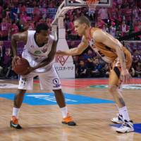 Akita Northern Happinets star Richard Roby (right) has helped the bj-league club earn championship runner-up finishes in each of the last two seasons. Roby is the team's leading scorer (20.1 points per game) this season. Akita star Roby saw brother Martin, a longtime NBA standout, as inspiration