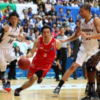 Hamamatsu guard Masahiro Oguchi (3), seen in action against Aisin in a preseason game, remains a key contributor for the defending bj-league champions at age 40. He scored 14 points in Saturday’s 79-74 win over Takamatsu. Veteran Oguchi provides spark for Phoenix