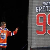 Oilers legend Wayne Gretzky salutes the team’s fans during a closing ceremony for Rexall Place on Wednesday in Edmonton, Alberta. Gretzky, Oilers bid farewell to arena