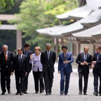 (From left) Italian Prime Minister Matteo Renzi, European Commission President Jean-Claude Juncker, French President Francois Hollande, Canadian Prime Minister Justin Trudeau, German Chancellor Angela Merkel, U.S. President Barack Obama, Prime Minister Shinzo Abe, European Council President Donald Tusk and British Prime Minister David Cameron walk past the Kaguraden as they visit Ise-Jingu Shrine in the city of Ise, Mie prefecture, on Thursday. G-7 vows to ease plight of middle class worldwide