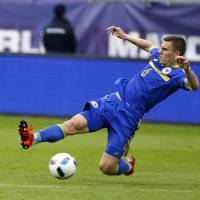Spain's Pedro Rodriguez (left) tries to kick the ball past Bosnia and Herzegovina's Ognjen Vranjes during a friendly in St. Gallen Switzerland, on Sunday. Spain beats Bosnia Euro warmup