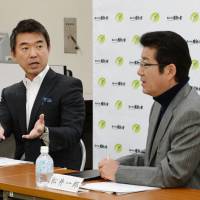 Toru Hashimoto (left) speaks as Ichiro Matsui, current head of Osaka Ishin no Kai, listens during a January meeting in Osaka. Abe huddles with Hashimoto, Matsui on constitutional revision strategy