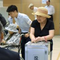 Voters cast their ballots for Tokyo governor at a polling station in the capital on Sunday. Corruption a recurring theme in Tokyoites' picks for governor