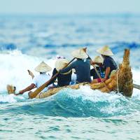 A straw canoe departs from Yonaguni Island in Okinawa Prefecture on Sunday for Iriomote Island, some 75 km away, as part of a project to replicate a voyage believed to have brought early settlers to Japan from Taiwan 30,000 years ago. Straw boats set sail to test Taiwan-Japan settler theory