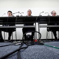 Japan Display Inc. Chief Executive Mitsuru Homma (center) and other executives hold an earnings briefing in Tokyo on Tuesday. Japan Display to receive full financial support from government fund