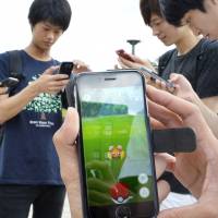 Gamers play Pokemon Go in Nagoya on July 22. 'Pokemon Go' adds warning against gaming at the wheel