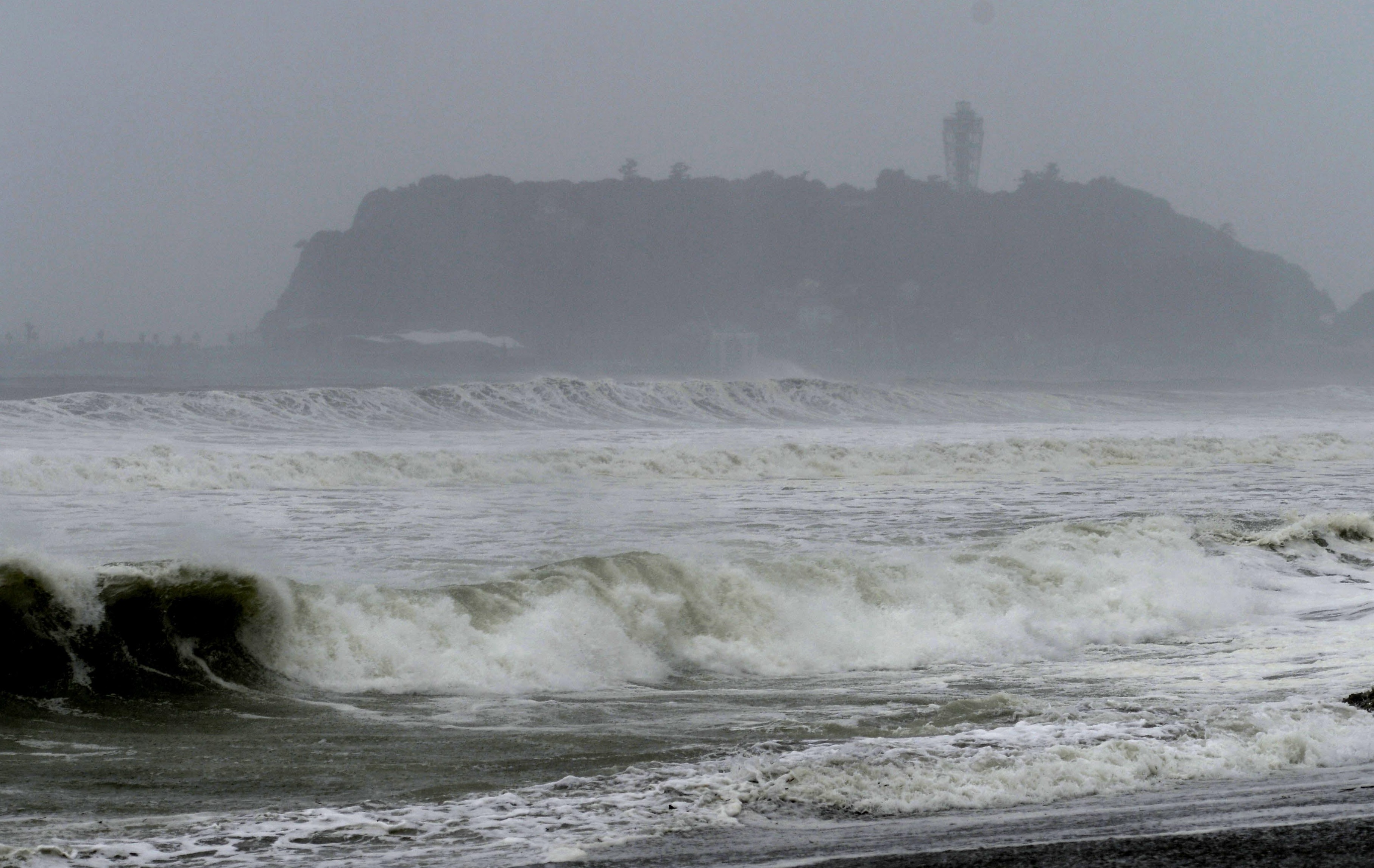 Typhoon Mindulle lashes Tokyo, heads north to Tohoku and Hokkaido | The Japan Times