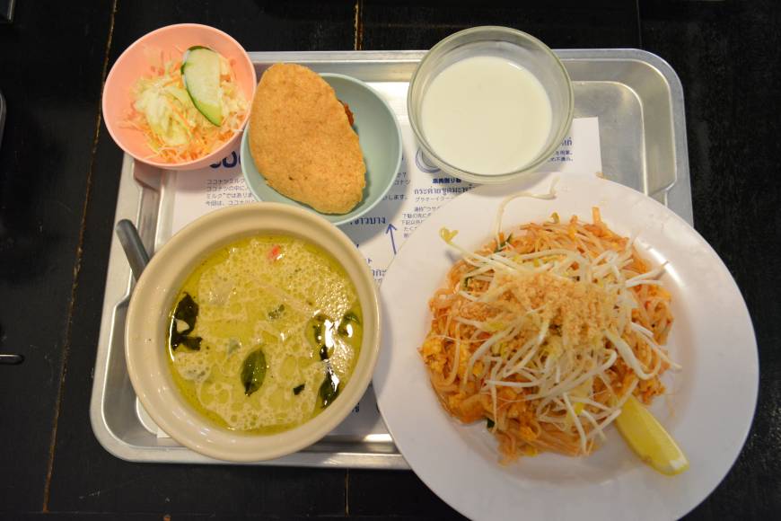 Pacuchi Deli Thai hopes: A set of pad thai and green curry at Pacuchi Deli. | J.J. O'DONOGHUE