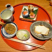 Up front: Atariya specializes in soba, but the appetizers are also a treat. Atariya makes stopping at Shin-Osaka Station a treat