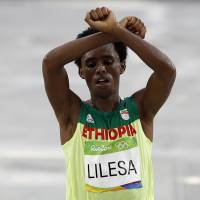 Ethiopian runner Feyisa Lilesa has not returned home after his protest gesture at the finish line in Rio on Sunday. Silver medalist Lilesa skips flight to Ethiopia