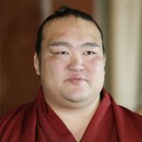 Kisenosato limbers up for fourth yokozuna bid