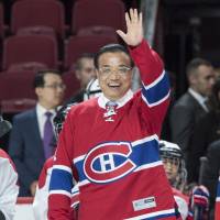 Chinese Premier Li Keqiang, sporting a Montreal Canadiens hockey jersey, waves from center ice at the Bell Centre on Friday in Montreal. Visiting Chinese premier calls for 'win-win' cooperation with Canada