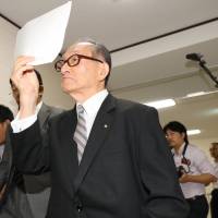 Shosuke Idemitsu, honorary chairman of Idemitsu Kosan Co., heads to a board meeting of two Idemitsu entities in Tokyo on Saturday. Idemitsu Kosan's two main shareholders oppose merger with Showa Shell