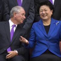 Blackstone Group CEO Stephen Schwarzman talks with Chinese Vice Premier Liu Yandong during a group photo at Tsinghua University in Beijing on Saturday. Amid Chinese crackdown on dissent, U.S. billionaire's gift creates program echoing Rhodes Scholarships